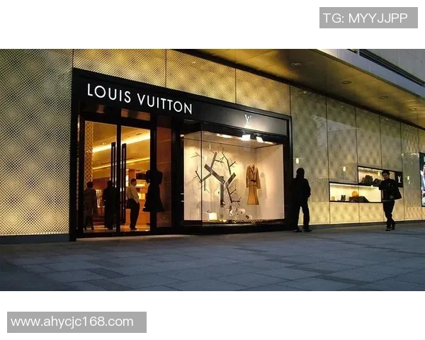 足球明星携手LV包展现时尚魅力引领潮流风向标